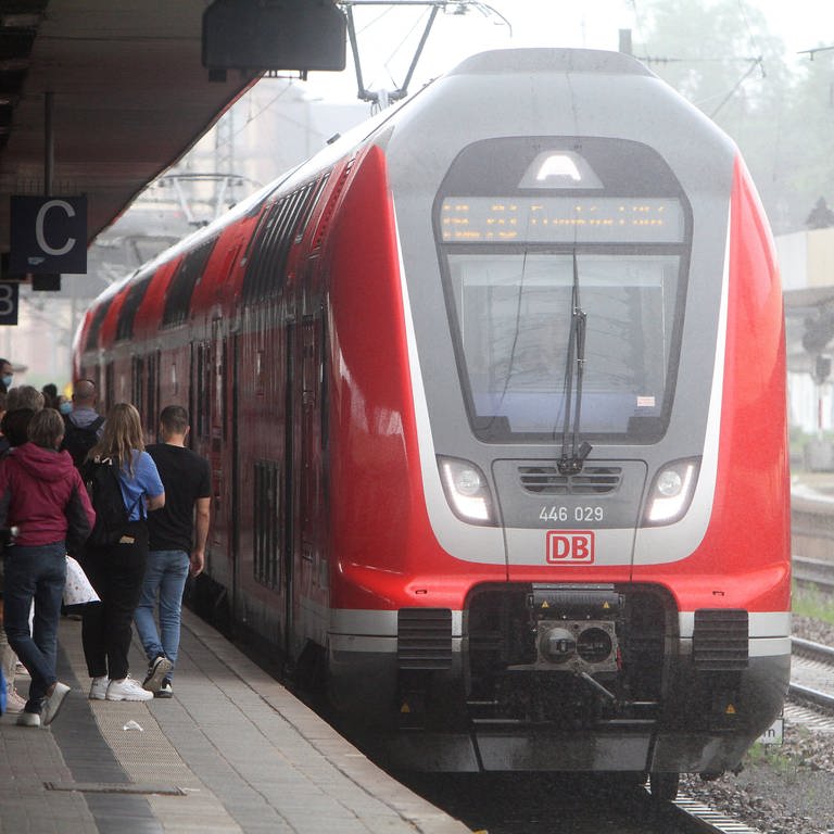 Ein Regionalexpress der Deutschen Bahn steht am Mannheimer Hauptbahnhof. (Foto: IMAGO, IMAGO / Ralph Peters)