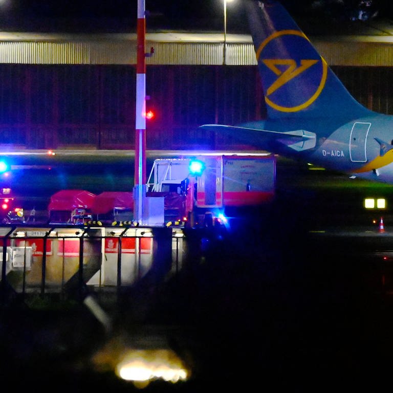 Einsatzkräfte mit ihren Fahrzeugen sind am Flughafen im Eisatz. Der Hamburger Flughafen ist nach dem Eindringen eines Fahrzeugs auf das Gelände gesperrt worden.