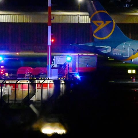 Einsatzkräfte mit ihren Fahrzeugen sind am Flughafen im Eisatz. Der Hamburger Flughafen ist nach dem Eindringen eines Fahrzeugs auf das Gelände gesperrt worden. (Foto: dpa Bildfunk, picture alliance/dpa | Jonas Walzberg)