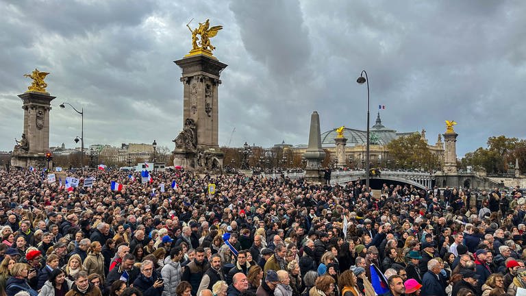 Viele Menschen auf einer Demo gegen Judenfeindlichkeit in Paris
