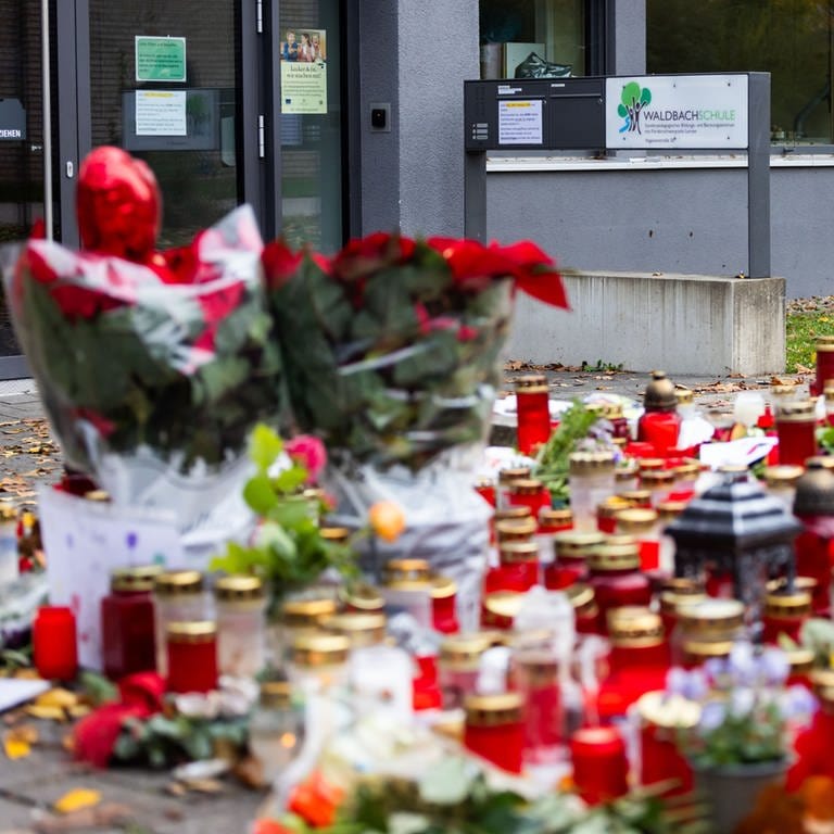 Kerzen und Blumen liegen vor dem Eingang der Waldbachschule. Dort hat ein Jugendlicher auf einen Mitschüler geschossen.
