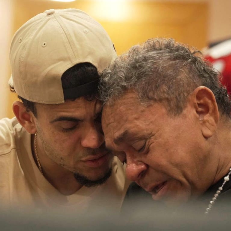Der Liverpool-Stürmer Luis Diaz (l) ist gerührt, als er seinen Vater Luis Manuel Diaz nach dessen Freilassung trifft. Der Vater des kolumbianischen Fußball-Nationalspielers war am 28. Oktober in Kolumbien von der linken Guerillaorganisation ELN verschleppt worden.