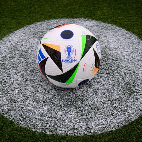 Der ofizielle Spielball der EM 2024 Fußballliebe (Foto: dpa Bildfunk, Picture Alliance)