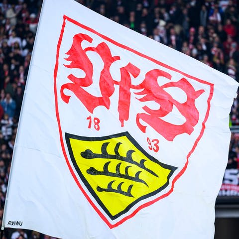 Die Fahne des VfB Stuttgart wird im Stadion geschwungen.