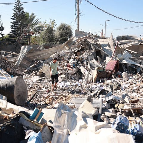 Menschen durchsuchen im südlichen Gazastreifen Gebäude, die bei israelischen Luftangriffen am Vortag zerstört wurden.
