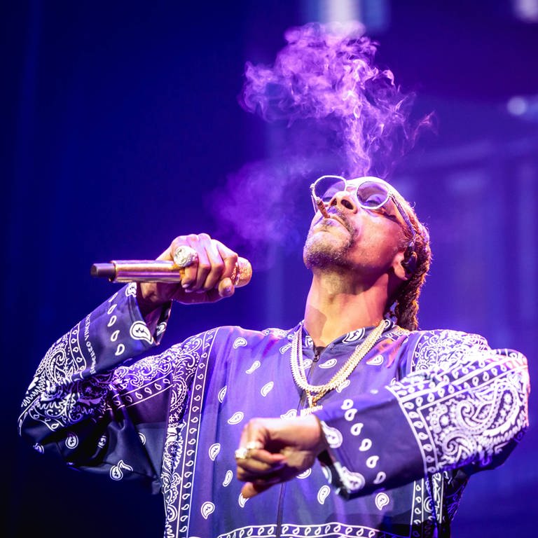 So kannte man ihn lange Zeit: Snoop Dogg auf einem Konzert in Rotterdamm, während er einen Joint auf der Bühne raucht. Damit soll jetzt Schluss sein.