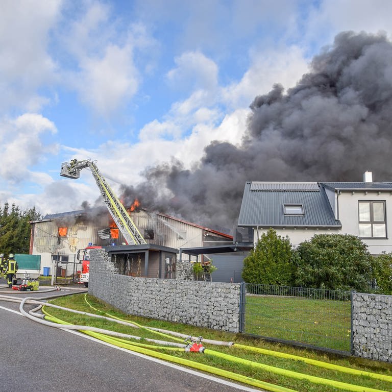 Feuer schlägt aus einer Lagerhalle in Eppingen-Adelshofen (Foto: Einsatz-Report24)