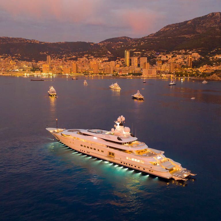Eine Luxusyacht vor Anker kurz vor Sonnenaufgang vor dem Fürstentum Monaco. (Foto: IMAGO, Peter Seyfferth)