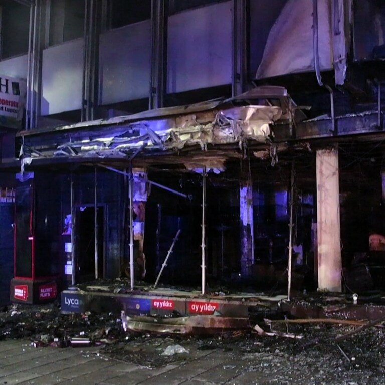 Ein Handyladen in der Wormser Innenstadt ist bei einem Feuer komplett ausgebrannt. Ein Hotel nebenan musste evakuiert werden. (Foto: Hanna Crash24h)