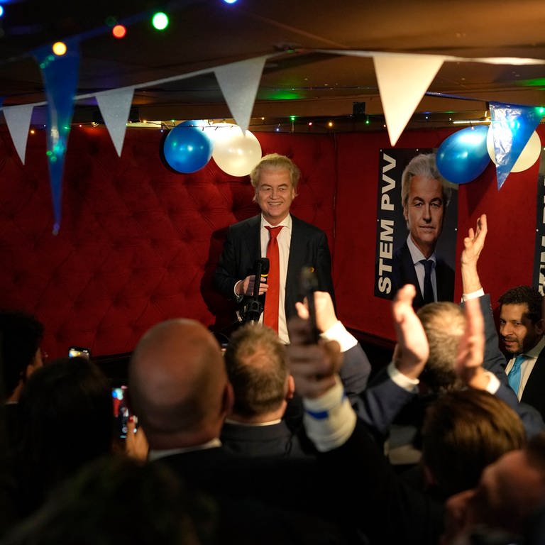 Der niederländische Politiker Geert Wilders bei einer Wahl-Feier (Foto: dpa Bildfunk, picture alliance/dpa/AP | Peter Dejong)