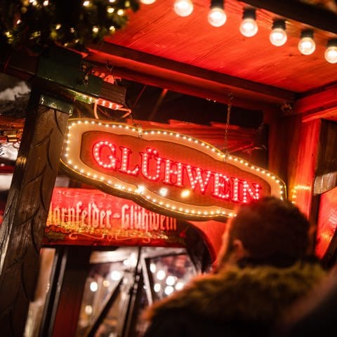 "Glühwein" steht an einem Stand des Stuttgarter Weihnachtsmarktes geschrieben.