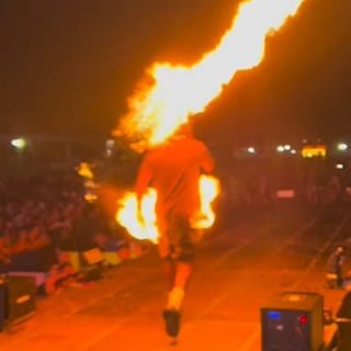 Rapper Djonga wird von Flammenwerfer getroffen und fängt Feuer