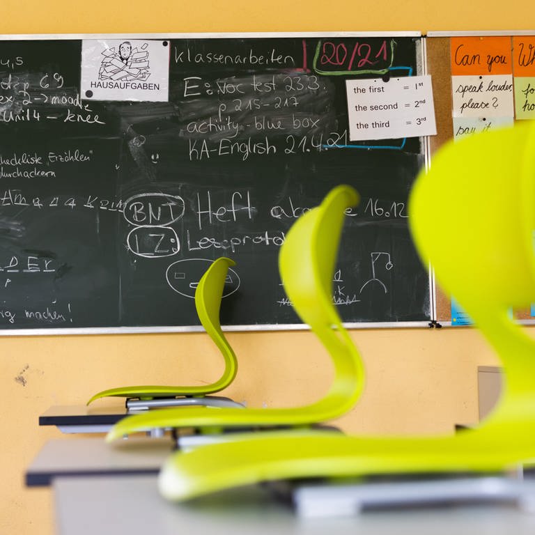 Stühle auf den Tischen in einem Klassenzimmer - am Dienstag könnte Unterricht ausfallen. Die GEW hat Lehrer zum Streik aufgerufen.