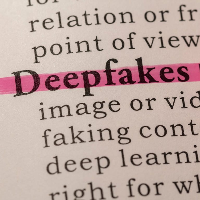 SYMBOLBILD: Das Wort "Deepfakes" ist unterstrichen im Wörterbuch.