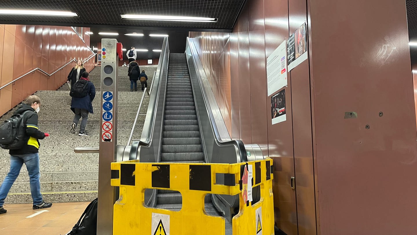 Stuttgart: An der S-Bahn-Haltestelle Universität ist eine Rolltreppe defekt. Fahrgäste reagieren mit Memes, die sie auf den Bauzaun kleben. (Foto: SWR DASDING, SWR / Philipp Pfäfflin)