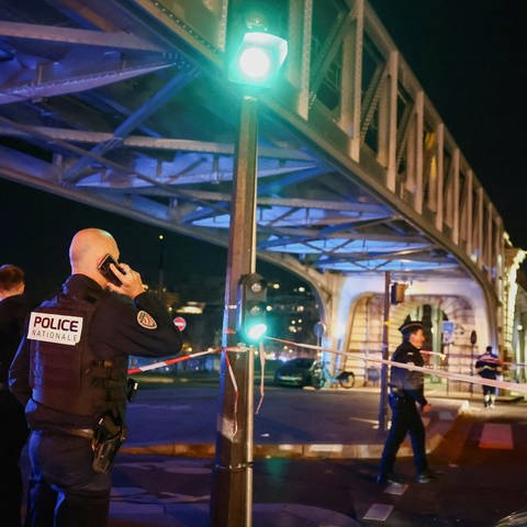 Polizisten stehen am Tatort nach einem Messerangriff in der Nähe des Pariser Eiffelturms (Foto: Reuters, REUTERS/Stephanie Lecocq)
