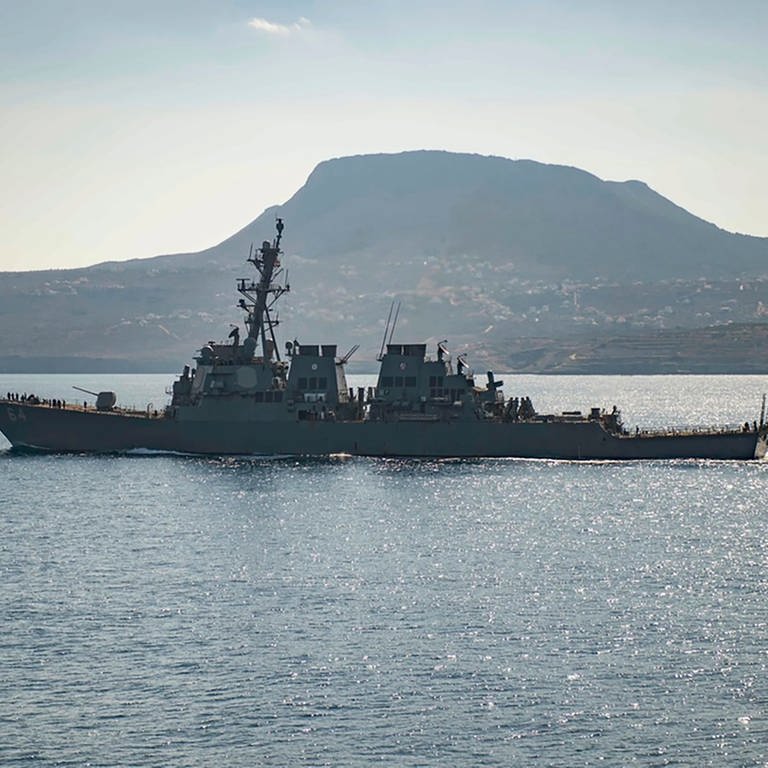 Der Lenkwaffenzerstörer «USS Carney» fährt in der Bucht von Souda. Das amerikanische Kriegsschiff und mehrere Handelsschiffe wurden laut Pentagon im Roten Meer angegriffen,