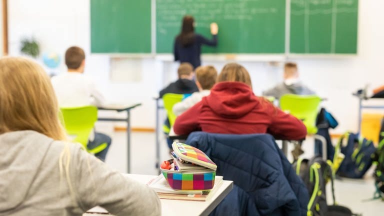 Schülerinnen und Schüler einer fünften Klasse einer Realschule sitzen während des Unterrichts in ihrem Klassenzimmer. Bei der neue Pisa-Studie haben deutsche Schülerinnen und Schüler so schlecht abgeschnitten wie nie.