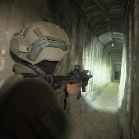 Israelische Soldaten zeigen den Medien einen unterirdischen Tunnel, der unter dem Schifa-Krankenhaus in Gaza-Stadt gefunden wurde. Israel sagt, dass militante Hamas-Kämpfer auf dem Gelände des Krankenhauses Schutz gesucht und den Tunnel für militärische Zwecke genutzt haben. 