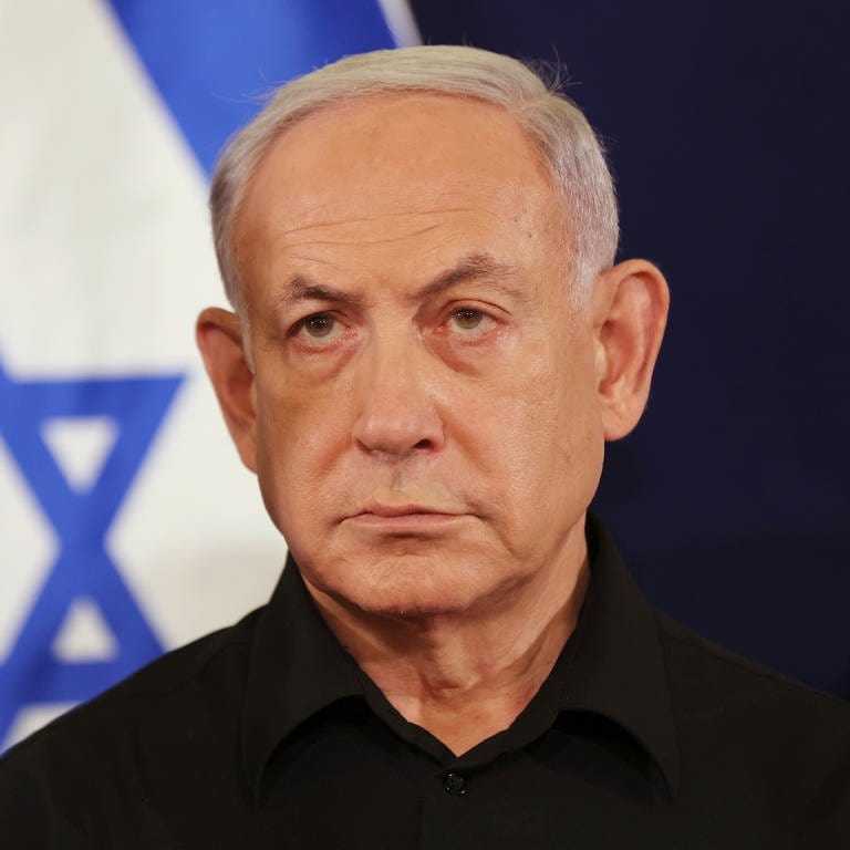 Benjamin Netanjahu, Ministerpräsident von Israel, nimmt an einer Pressekonferenz in der Militärbasis Kirya teil. 