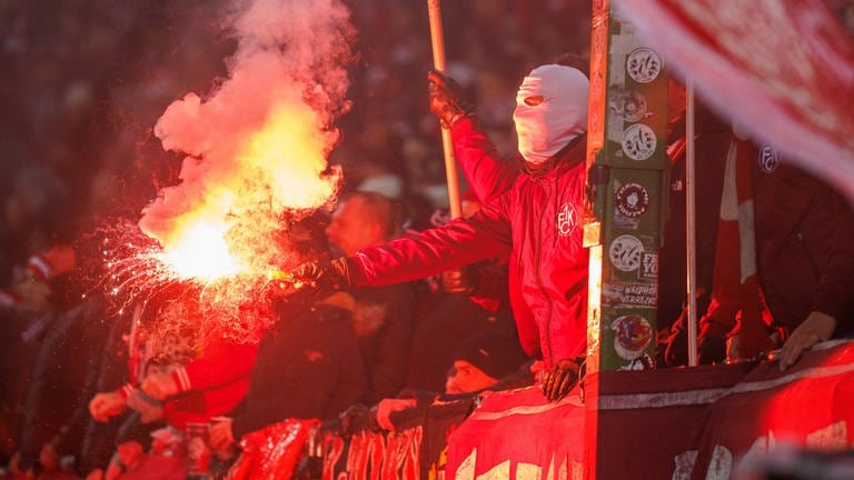 Fans zünden Pyrotechnik im Block: Gewalt und Ausschreitungen im Fußball-Stadion werden häufiger, der DFB will handeln.