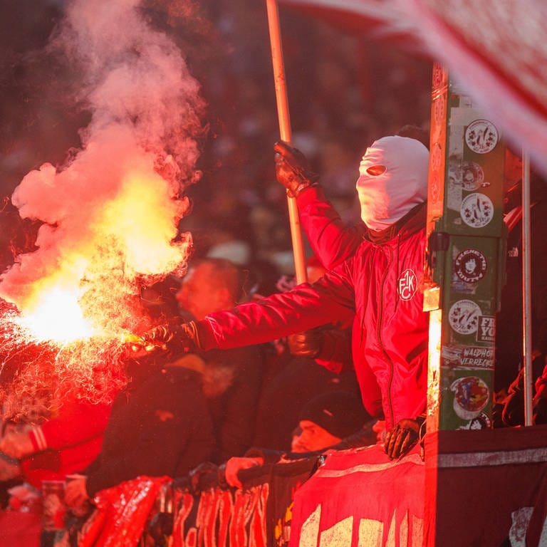 Fans zünden Pyrotechnik im Block: Gewalt und Ausschreitungen im Fußball-Stadion werden häufiger, der DFB will handeln.