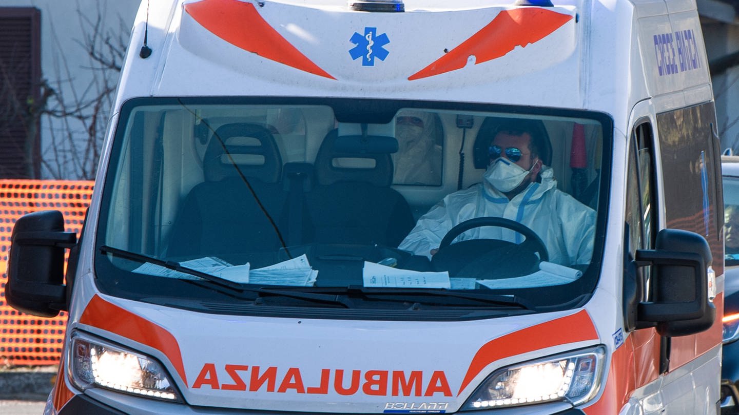 Krankenwagen in Italien: Rentnerin wird nach falscher Abrechnung in Krankenhaus eingeliefert und liegt auf Intensivstation. (Foto: IMAGO, IMAGO / NurPhoto)