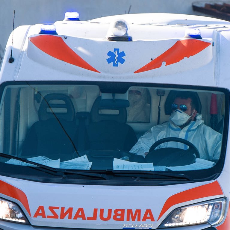 Krankenwagen in Italien: Rentnerin wird nach falscher Abrechnung in Krankenhaus eingeliefert und liegt auf Intensivstation.