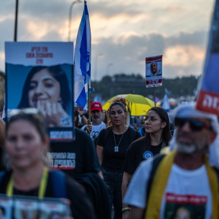 Angehörige und Freunde der israelischen Geiseln, die von der Hamas festgehalten werden, nehmen an einem "Marsch für die Geiseln" von Tel Aviv nach Jerusalem zum Büro des Premierministers teil, um ihre Freilassung zu fordern.