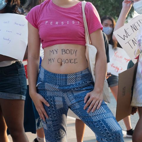 Eine Frau trägt im Rahmen eines Protetst vor dem texanischen Kapitol, die Aufschrift «My Body, My Choice» (Mein Körper, Meine Wahl) auf dem Bauch. (Foto: dpa Bildfunk, picture alliance/dpa/ZUMA Press Wire | Bob Daemmrich)