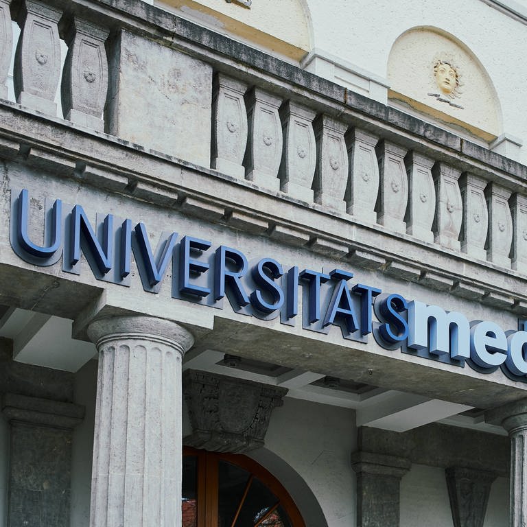 Nahaufnahme es Schildes über dem Gebäude der Universitätsmedizin Mainz  (Foto: IMAGO, IMAGO / CHROMORANGE)