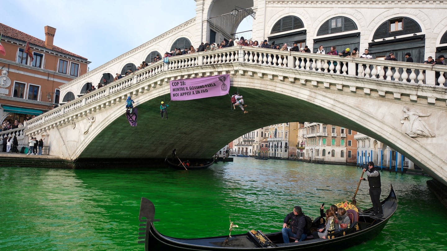 Aktivisten haben den Canale Grande in Venedig grün gefärbt (Foto: Reuters, REUTERS/Manuel Silvestri TPX IMAGES OF THE DAY)