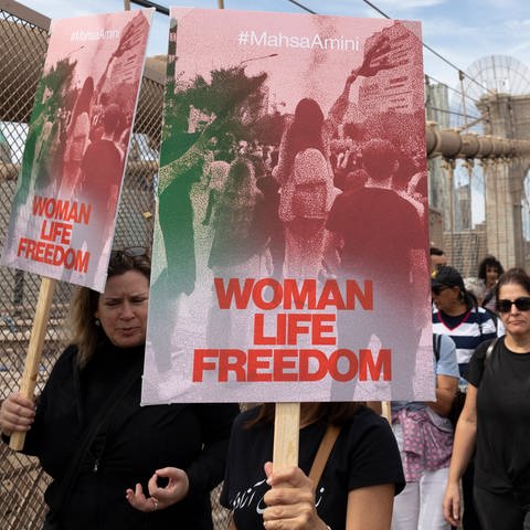 USA: Menschen protestieren für Frauen- und Menschenrechte im Iran nach dem Tod von Jina Mahsa Amini (Foto: IMAGO, Symbolbild: IMAGO / ZUMA Wire)