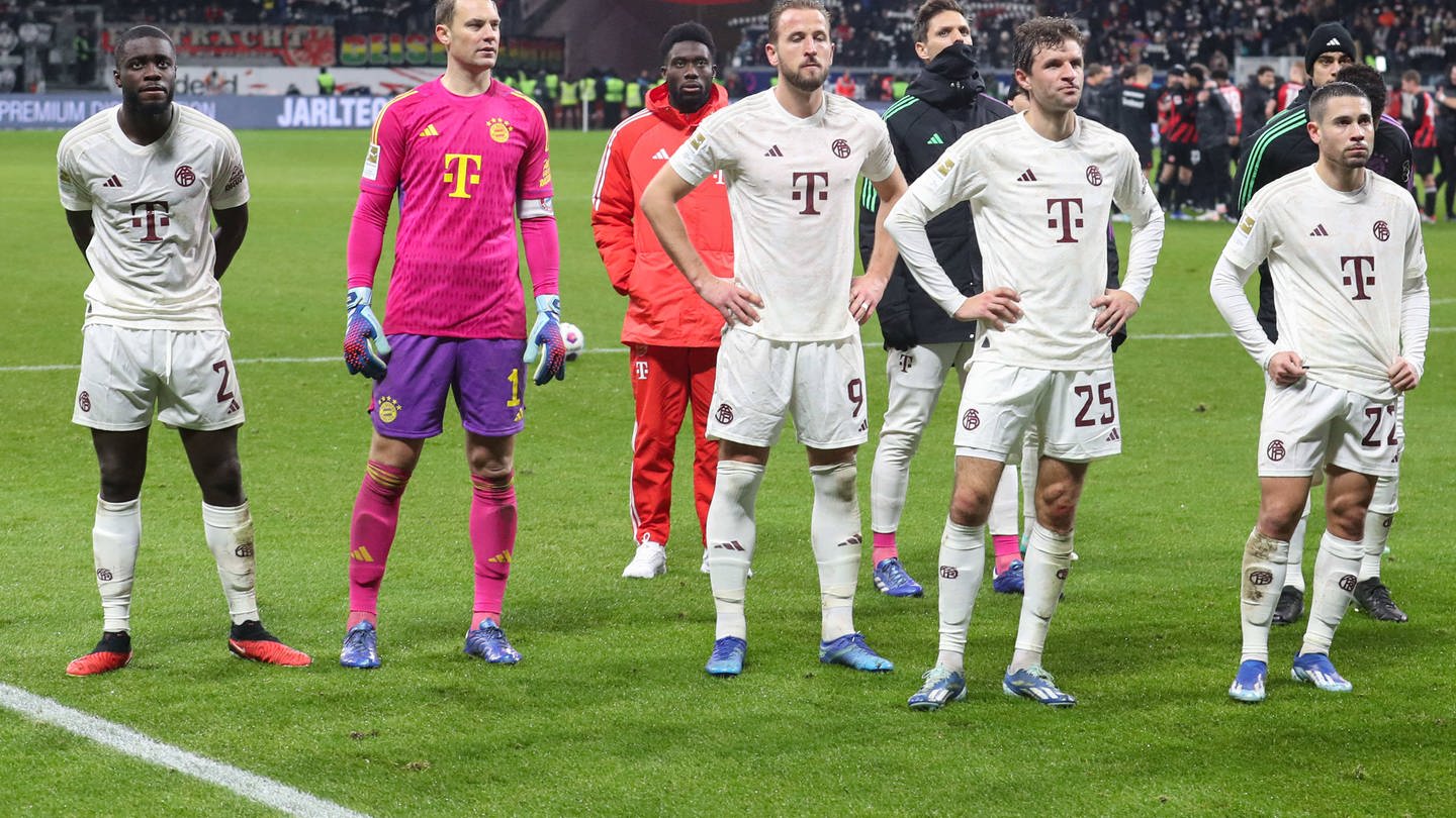 Bayern-Stars geknickt nach der Niederlage gegen Frankfurt: Danach gab es bei einigen noch einen Porno-Angriff auf Instagram. (Foto: IMAGO, IMAGO / osnapix)