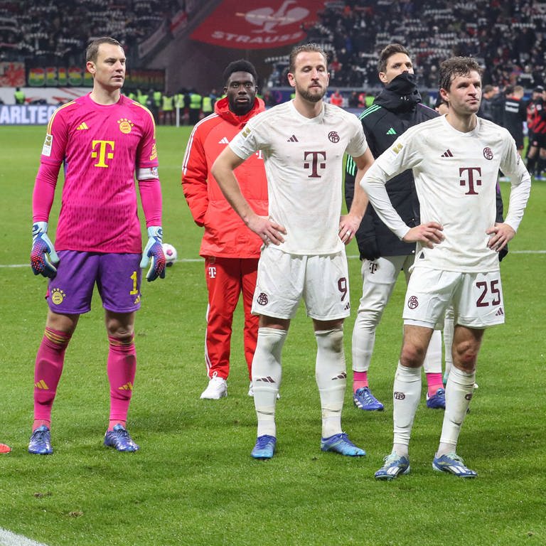 Bayern-Stars geknickt nach der Niederlage gegen Frankfurt: Danach gab es bei einigen noch einen Porno-Angriff auf Instagram. (Foto: IMAGO, IMAGO / osnapix)