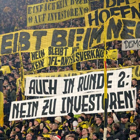 Dortmunds Fans zeigen Transparente gegen Investoren in der DFL. Auch am Wochenende soll es Proteste geben.