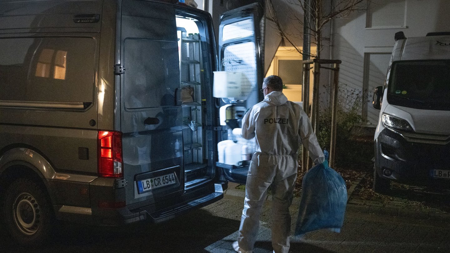 Spurensicherer der Polizei arbeiten an einem Fundort von zwei Leichen. In einem Wohnhaus in Bietigheim-Bissingen wurden zwei Leichen gefunden. (Foto: dpa Bildfunk, picture alliance/dpa | Bernd Weißbrod)