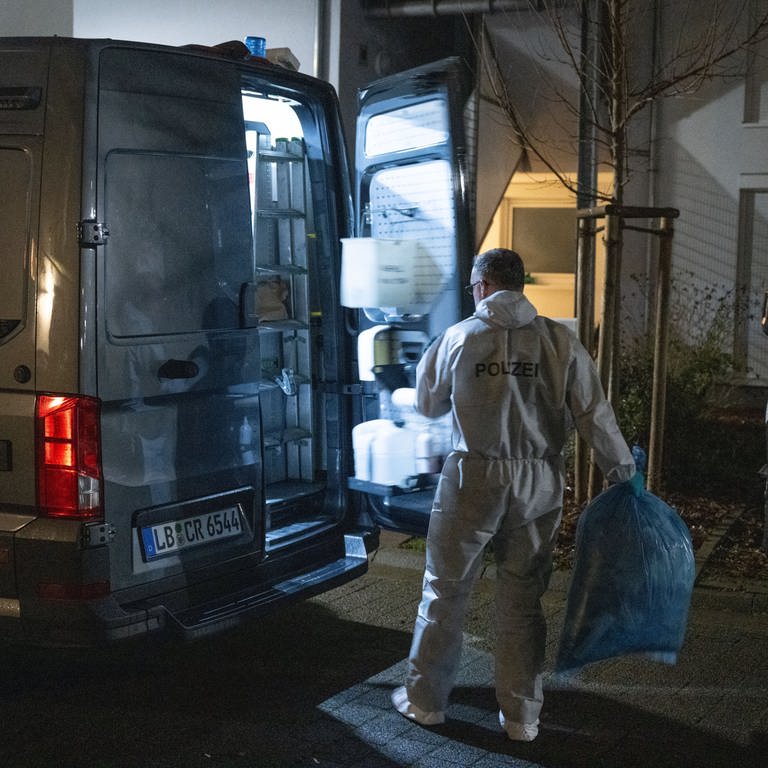 Spurensicherer der Polizei arbeiten an einem Fundort von zwei Leichen. In einem Wohnhaus in Bietigheim-Bissingen wurden zwei Leichen gefunden.