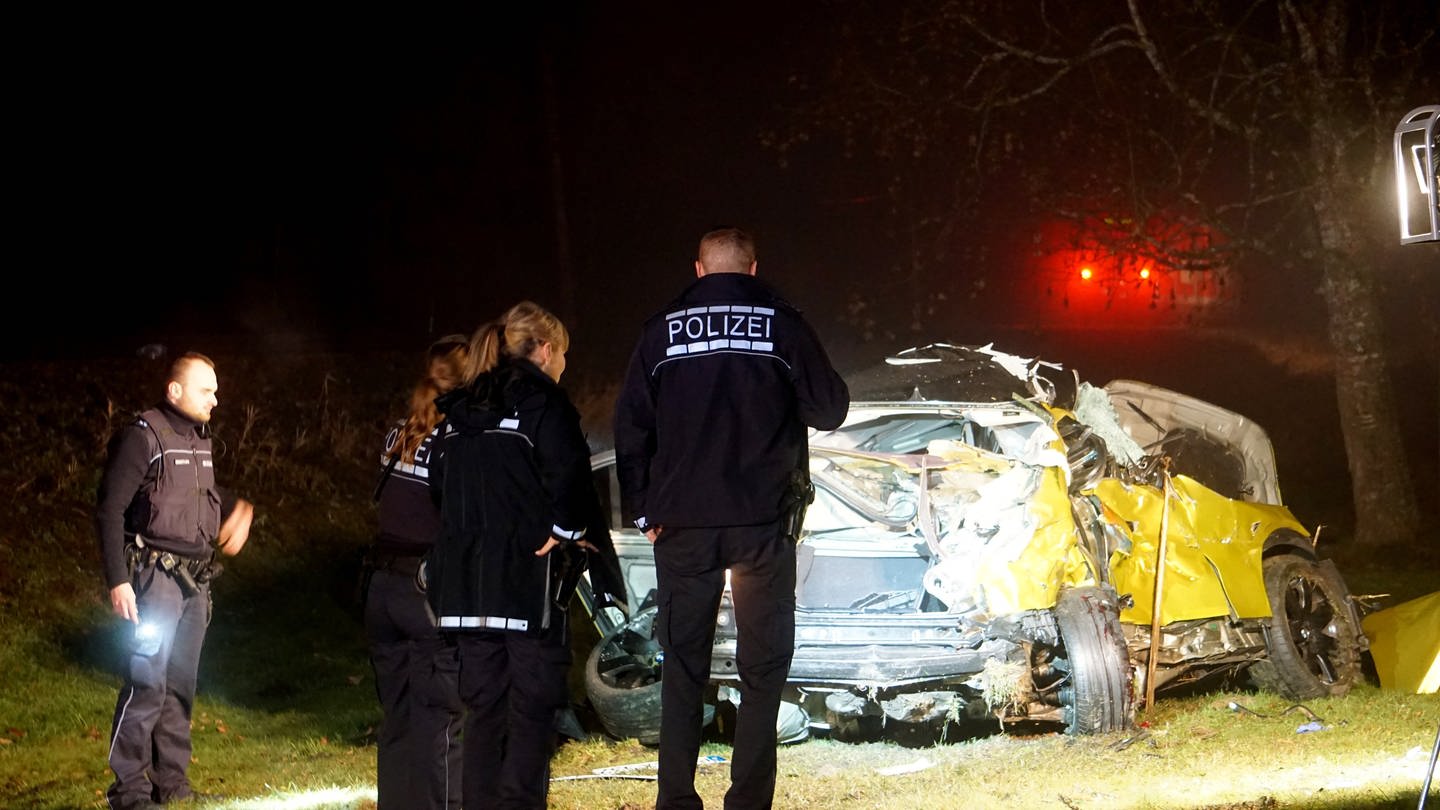 19-Jähriger stirbt nachdem sein Auto durch einen Unfall mit einem Zug zusammenprallt. (Foto: dpa Bildfunk,  David Pichler)