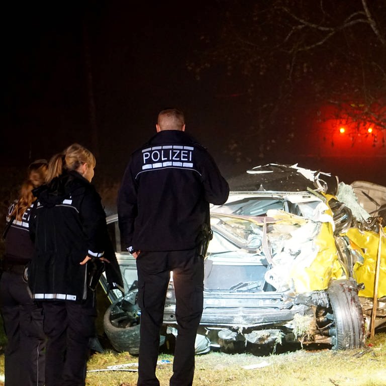19-Jähriger stirbt nachdem sein Auto durch einen Unfall mit einem Zug zusammenprallt.