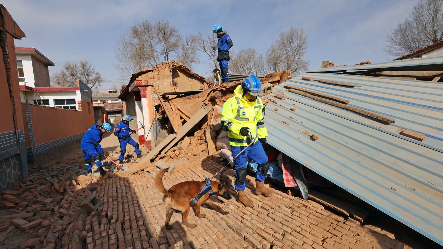 Das Blue Sky Rescue Team sucht nach Überlebenden nach einem Erdbeben im Dorf Hanshanjia (Foto: Reuters, Reuters)
