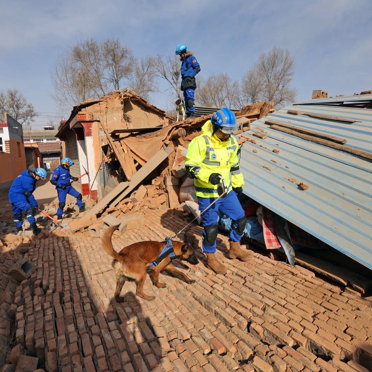 Das Blue Sky Rescue Team sucht nach Überlebenden nach einem Erdbeben im Dorf Hanshanjia