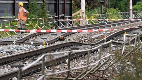 Ein Bild aus dem Jahr 2017 zeigt die abgesackten Gleise der Rheintalbahn an der Tunnelbaustelle Rastatt.