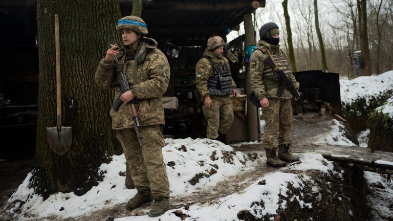 Soldaten des staatlichen ukrainischen Grenzschutzes ruhen sich in einer Militärstellung in der Region Sumy aus.