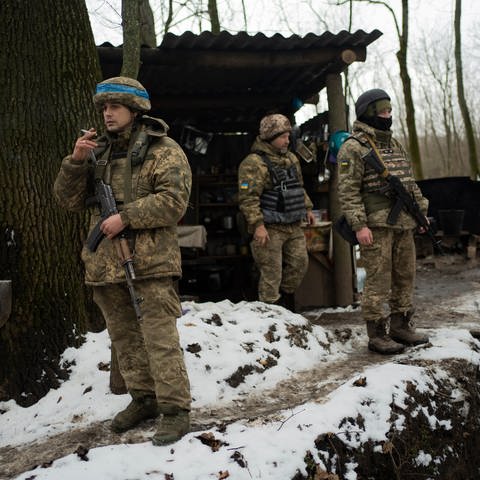 Soldaten des staatlichen ukrainischen Grenzschutzes ruhen sich in einer Militärstellung in der Region Sumy aus.