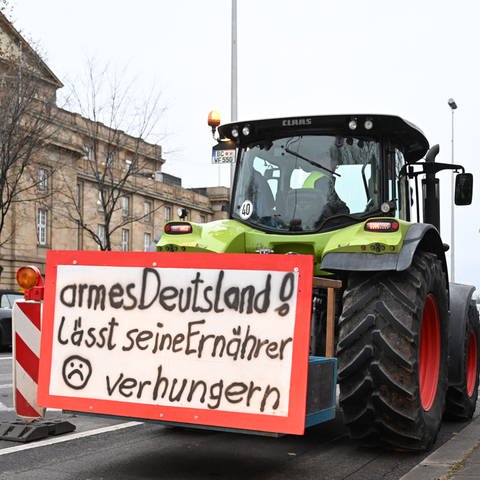 Landwirte demonstrieren mit ihren Traktoren in der Stuttgarter Innenstadt vor dem Opernhaus gegen die Agrarpolitik der Bundesregierung. Veranstalter ist der Verein «Land schafft Verbindung Baden-Württemberg e.V.».