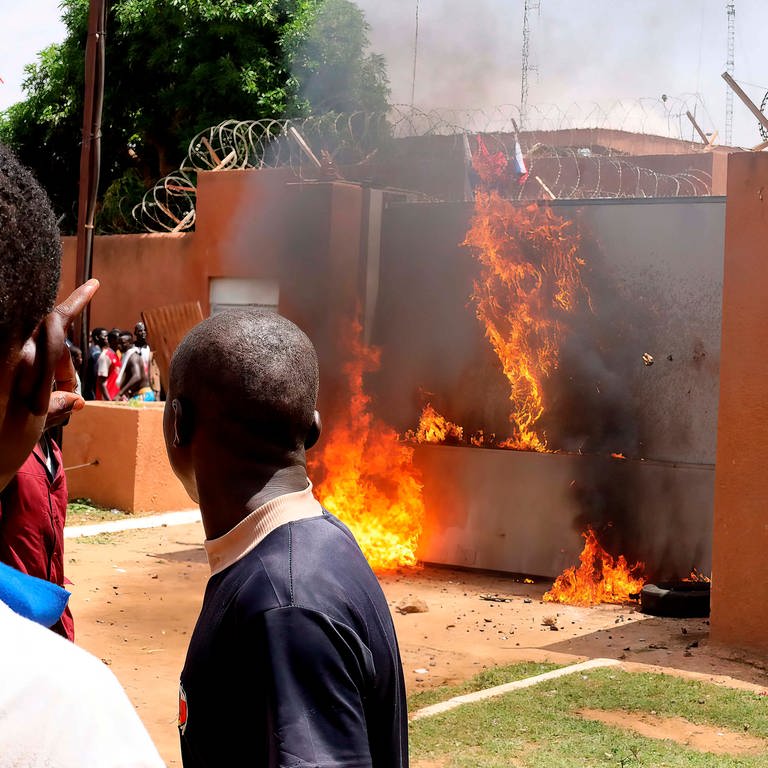 Die französische Botschaft in Niger. Beim Militärputsch durch Demonstranten in Brand gesetzt.