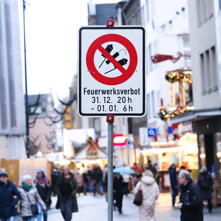 Mehr als die Hälfte der Deutschen sind dafür, dass das Böllern an Silvester verboten wird. (Foto: IMAGO, Michael Gstettenbauer)