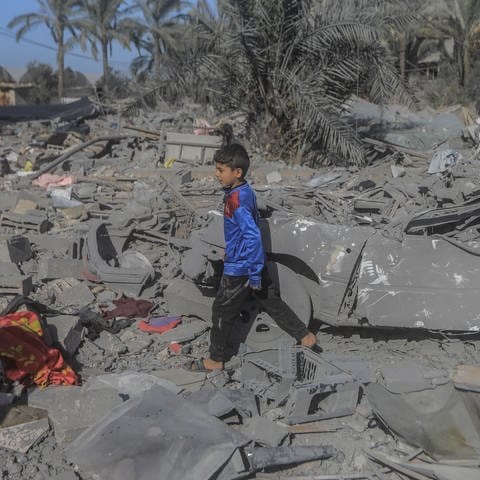 Ein palästinensisches Kind inspiziert die Trümmer zerstörter Gebäude nach einem israelischem Bombardement. (Foto: dpa Bildfunk, picture alliance/dpa | Mohammed Talatene)