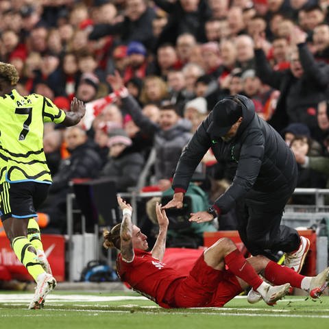 Konstantinos Tsimikas und Jürgen Klopp vom FC Liverpool krachen gegeneinander 